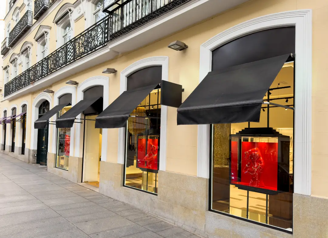 Façade vitrine de magasin en aluminium sur mesure à Beausoleil